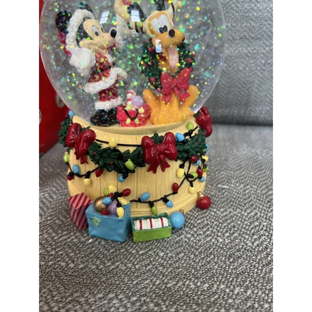 Disney Enesco Mickey Pluto Musical Snowglobe 